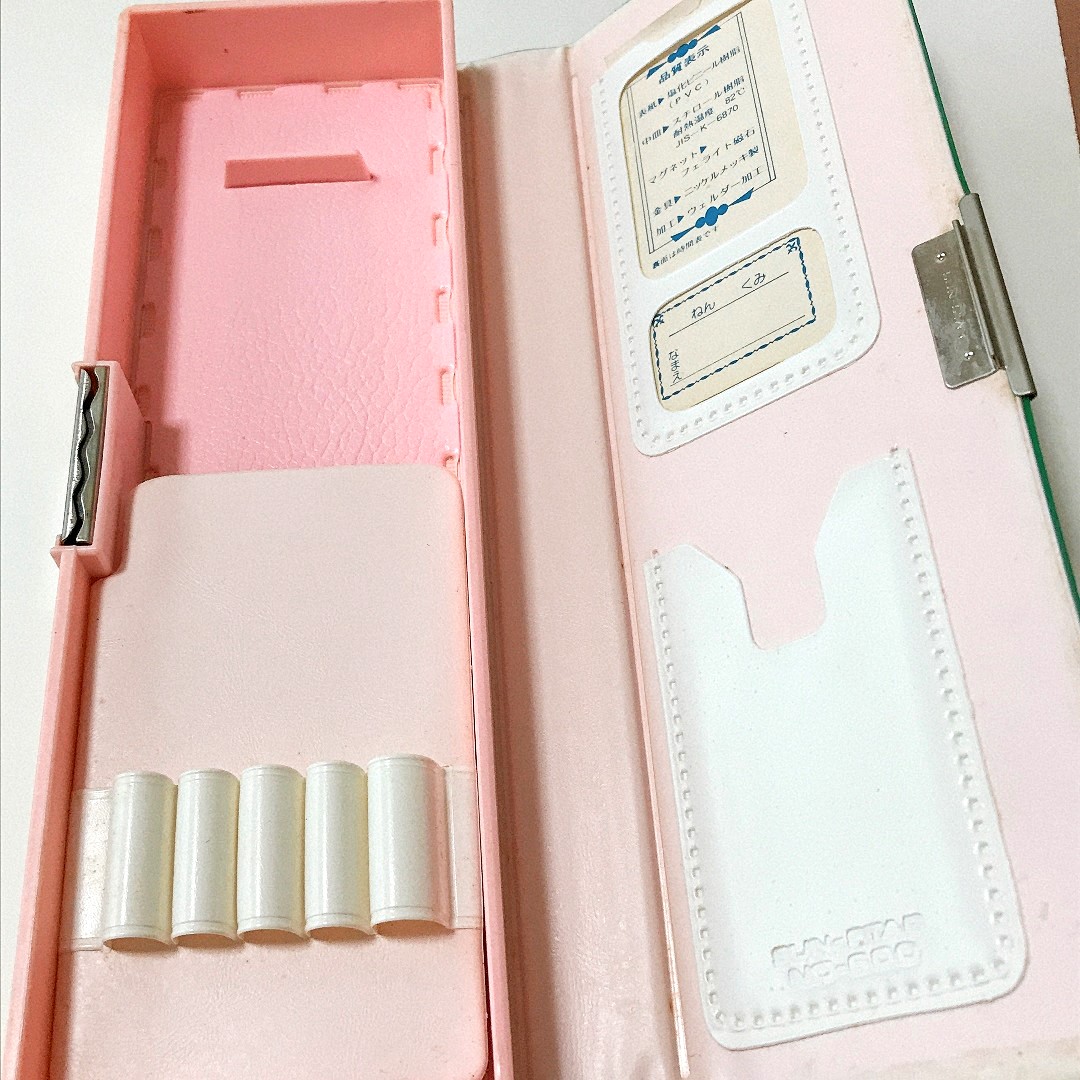 筆箱のフタを開けた内側