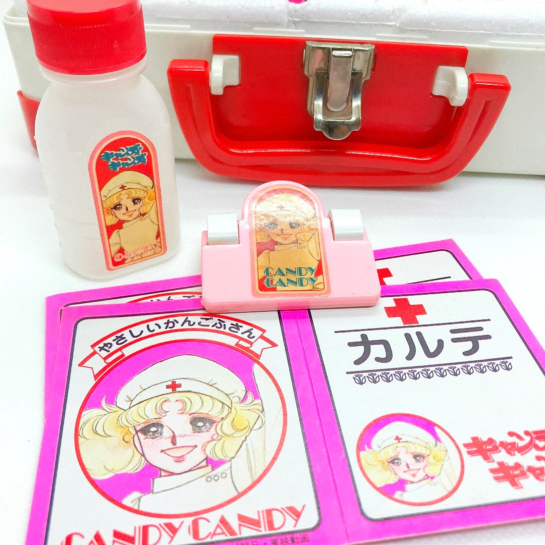 カルテや薬入れの写真